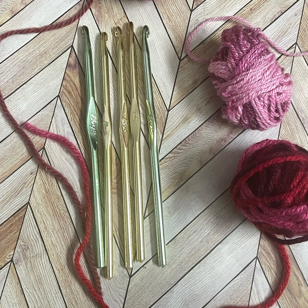 Vintage Boye crochet hooks sizes 5.25 -5.00 mm